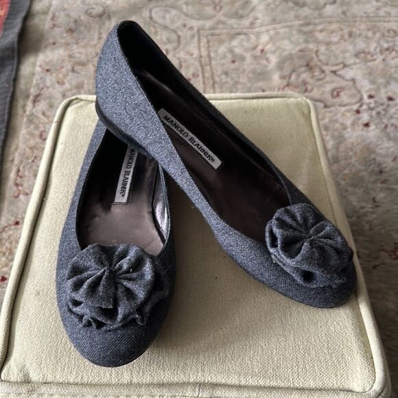 Manolo Blahnik gray wool flats. - Picture 5 of 7
